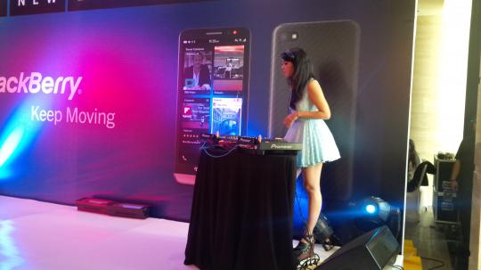 DJ dan SPG cantik meriahkan launching BlackBerry Z30