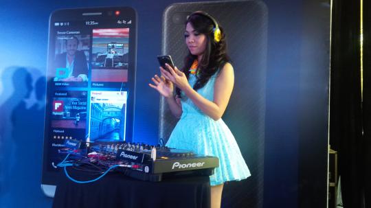 DJ dan SPG cantik meriahkan launching BlackBerry Z30