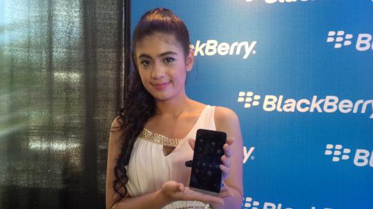 DJ dan SPG cantik meriahkan launching BlackBerry Z30