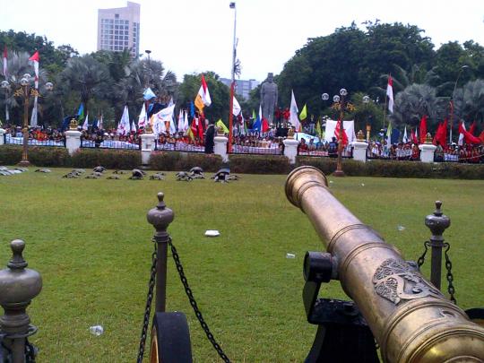 Tuntut UMK, ribuan buruh se-Jatim ancam menginap di Grahadi