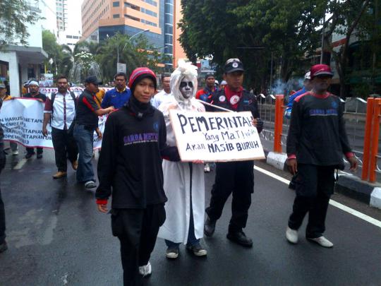 Tuntut UMK, ribuan buruh se-Jatim ancam menginap di Grahadi