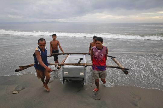 Korban Topan Haiyan berlayar gunakan perahu dari lemari es