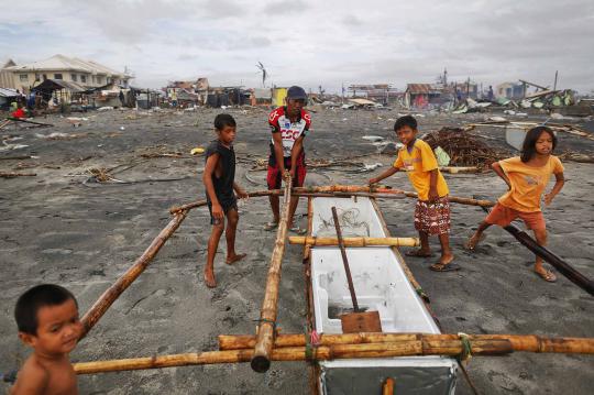 Korban Topan Haiyan berlayar gunakan perahu dari lemari es