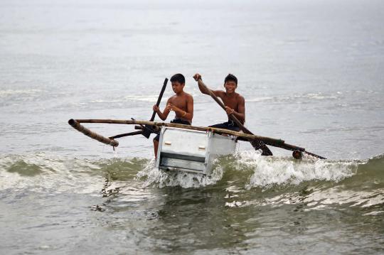 Korban Topan Haiyan berlayar gunakan perahu dari lemari es