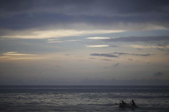 Korban Topan Haiyan berlayar gunakan perahu dari lemari es