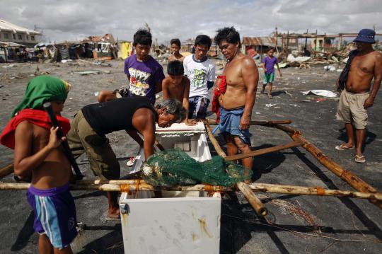 Korban Topan Haiyan berlayar gunakan perahu dari lemari es