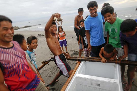 Korban Topan Haiyan berlayar gunakan perahu dari lemari es