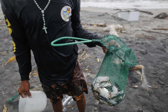 Korban Topan Haiyan berlayar gunakan perahu dari lemari es