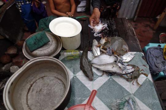 Korban Topan Haiyan berlayar gunakan perahu dari lemari es