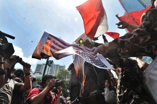 Kecam penyadapan, massa bakar bendera AS di Kedubes Australia