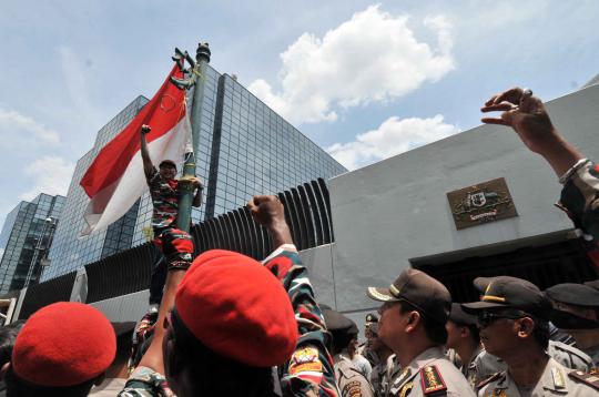 Kecam penyadapan, massa bakar bendera AS di Kedubes Australia