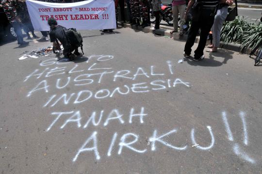 Kecam penyadapan, massa bakar bendera AS di Kedubes Australia