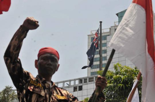 Kecam penyadapan, massa bakar bendera AS di Kedubes Australia