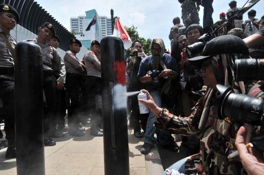 Kecam penyadapan, massa bakar bendera AS di Kedubes Australia