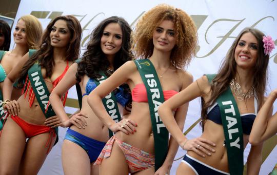 Pesona 90 kontestan Miss Earth 2013 berbikini di Manila