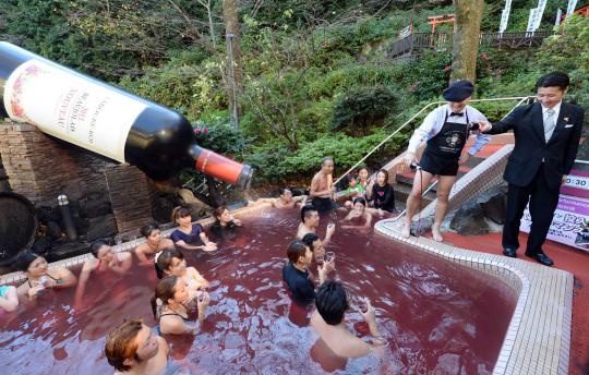 Sensasi berendam & bersulang di kolam wine Hakone Yunessun Spa