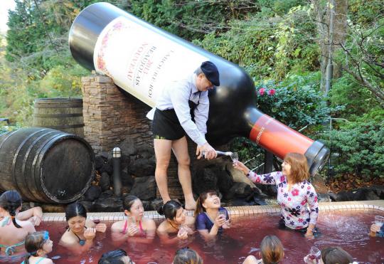 Sensasi berendam & bersulang di kolam wine Hakone Yunessun Spa