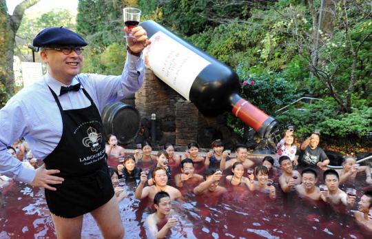 Sensasi berendam & bersulang di kolam wine Hakone Yunessun Spa