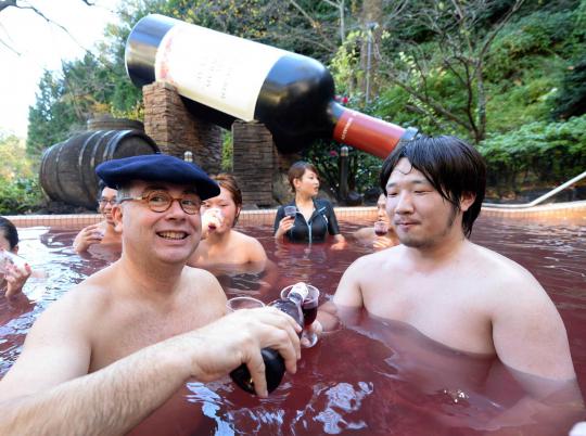 Sensasi berendam & bersulang di kolam wine Hakone Yunessun Spa