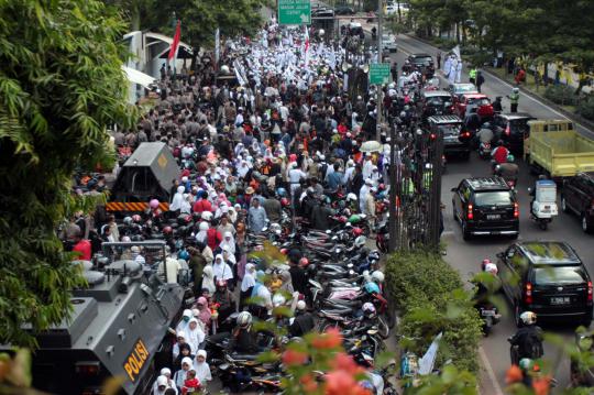 FPI geruduk Kedubes Australia, Jalan Rasuna Said macet mengular