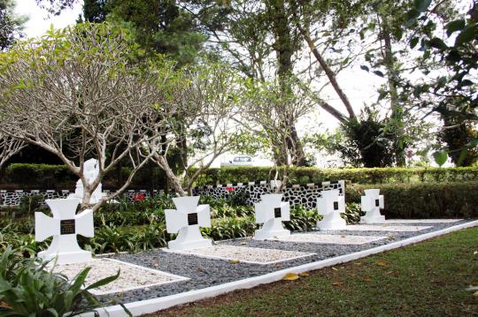 Menengok taman makam pahlawan Nazi di perkebunan Cikopo