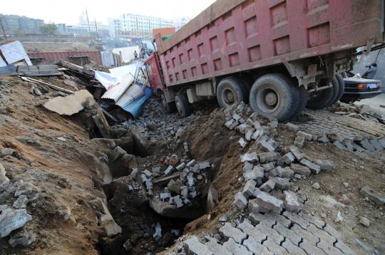 Kerusakan parah akibat ledakan dahsyat pipa Sinopec di China