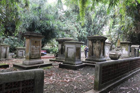 Seramnya komplek makam Belanda kuno di Kebun Raya Bogor