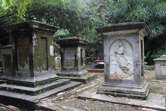 Seramnya komplek makam Belanda kuno di Kebun Raya Bogor