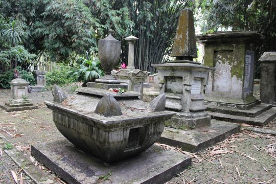 Seramnya komplek makam Belanda kuno di Kebun Raya Bogor