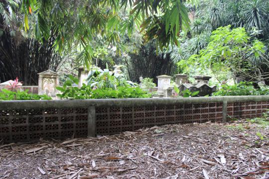 Seramnya komplek makam Belanda kuno di Kebun Raya Bogor