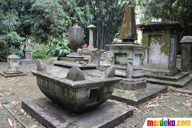 Foto Seramnya komplek makam Belanda kuno di Kebun Raya 