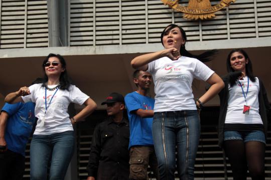 Semangat Dewi Gita saat memimpin flashmob di GBK