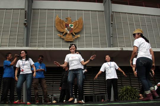 Semangat Dewi Gita saat memimpin flashmob di GBK