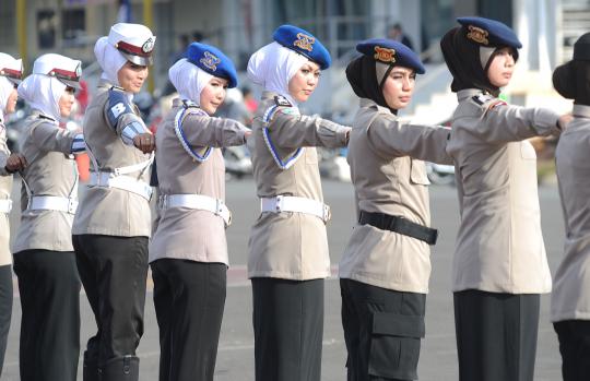 Cantiknya Polwan berjilbab saat ikuti apel di Polda Metro Jaya