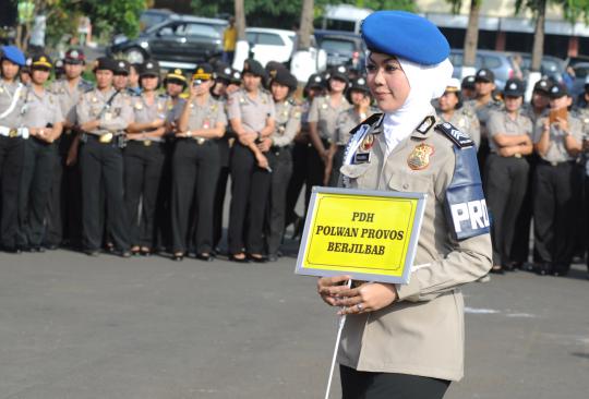 Cantiknya Polwan berjilbab saat ikuti apel di Polda Metro Jaya