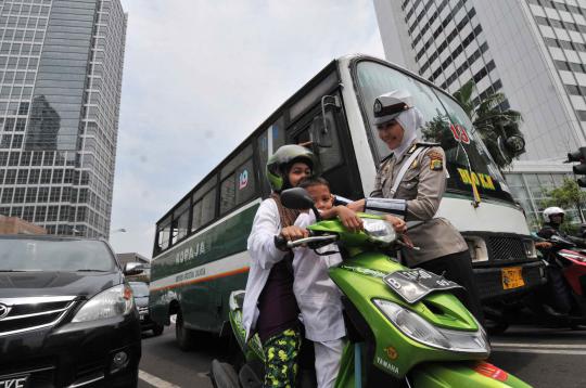 Aksi Polwan berjilbab atur lalu lintas Jakarta