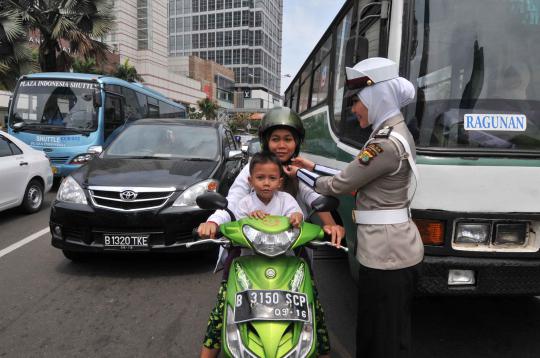 Aksi Polwan berjilbab atur lalu lintas Jakarta
