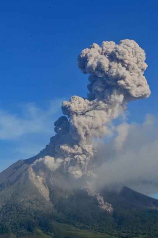 6 Kali erupsi, ribuan warga diungsikan dari Gunung Sinabung