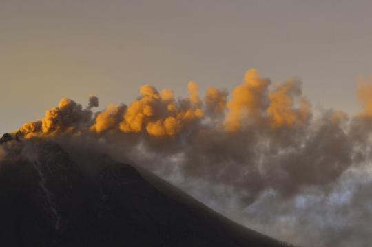 6 Kali erupsi, ribuan warga diungsikan dari Gunung Sinabung