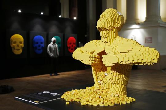 Melihat patung-patung lego di pameran The Art of Brick di Belgia