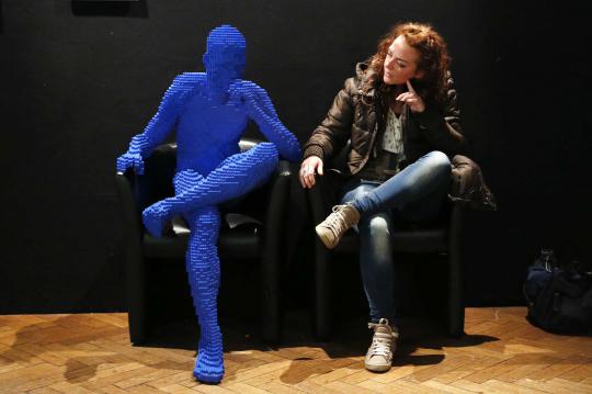 Melihat patung-patung lego di pameran The Art of Brick di Belgia