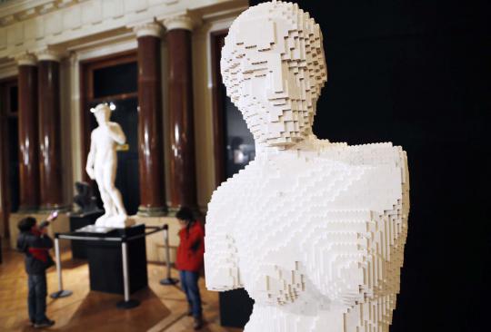 Melihat patung-patung lego di pameran The Art of Brick di Belgia