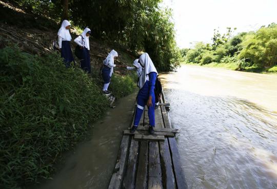 Pelajar Banten seberangi sungai dengan rakit menuju sekolah