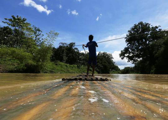 Pelajar Banten seberangi sungai dengan rakit menuju sekolah