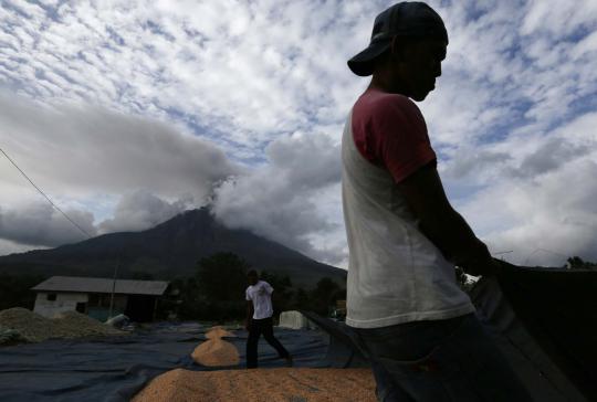 Warga Karo tetap beraktivitas di tengah erupsi Gunung Sinabung