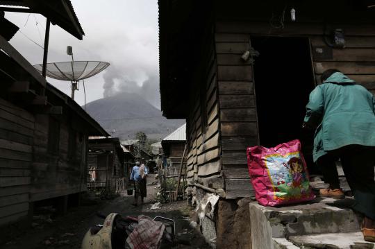 Warga Karo tetap beraktivitas di tengah erupsi Gunung Sinabung