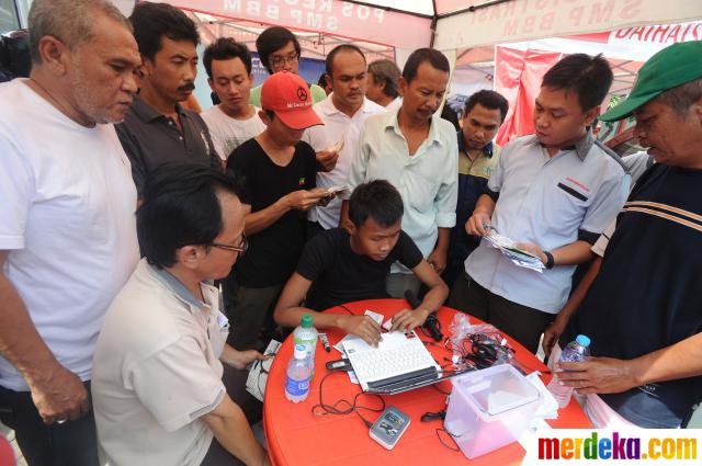 Foto Warga antre dapatkan pemasangan ring  RFID secara 