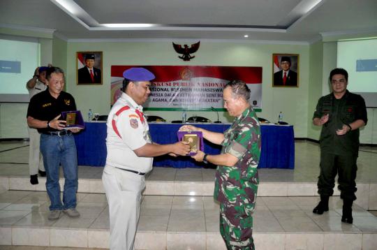 Pembekalan Kaskostrad Mayjen TNI Indra Hidayat kepada mahasiswa