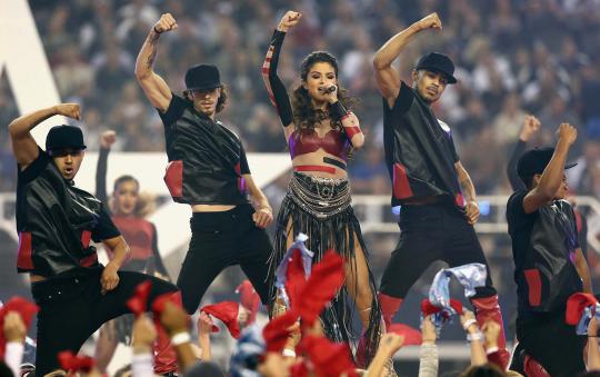 Pesona Selena Gomez tampil di pertandingan football Texas