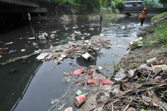 Antisipasi banjir, genangan sampah di Kali Cideng dibersihkan